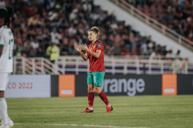 Elodie Nakkach applaudit à pour encourager ses coéquipières