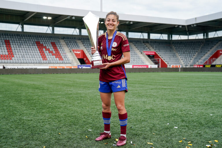 Elodie Nakkach avec la Coupe de la Women's Super League 2023-2024