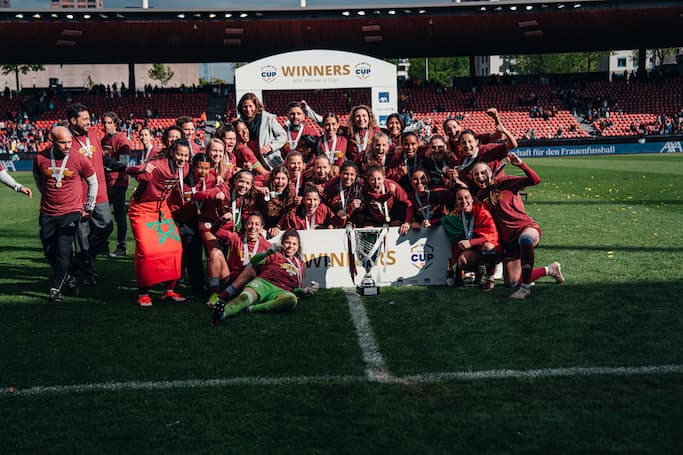 Elodie Nakkach et le Servette FCCF célèbrent leur victoire en Coupe de Suisse 2023-2024