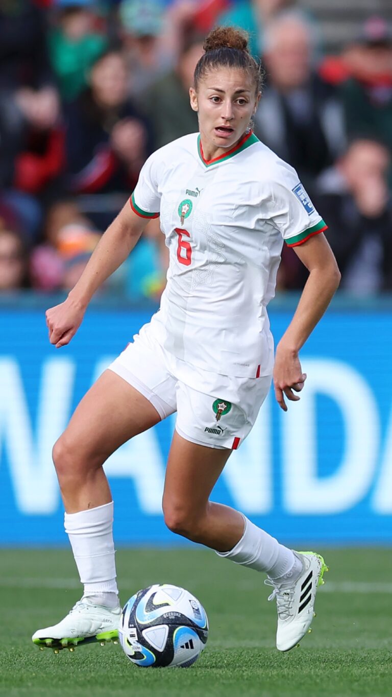 Elodie Nakkach conduite de balle avec le maillot blanc du Maroc