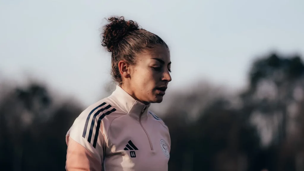 elodie nakkach à concentrée à l'entrainement avec le Servette FCCF