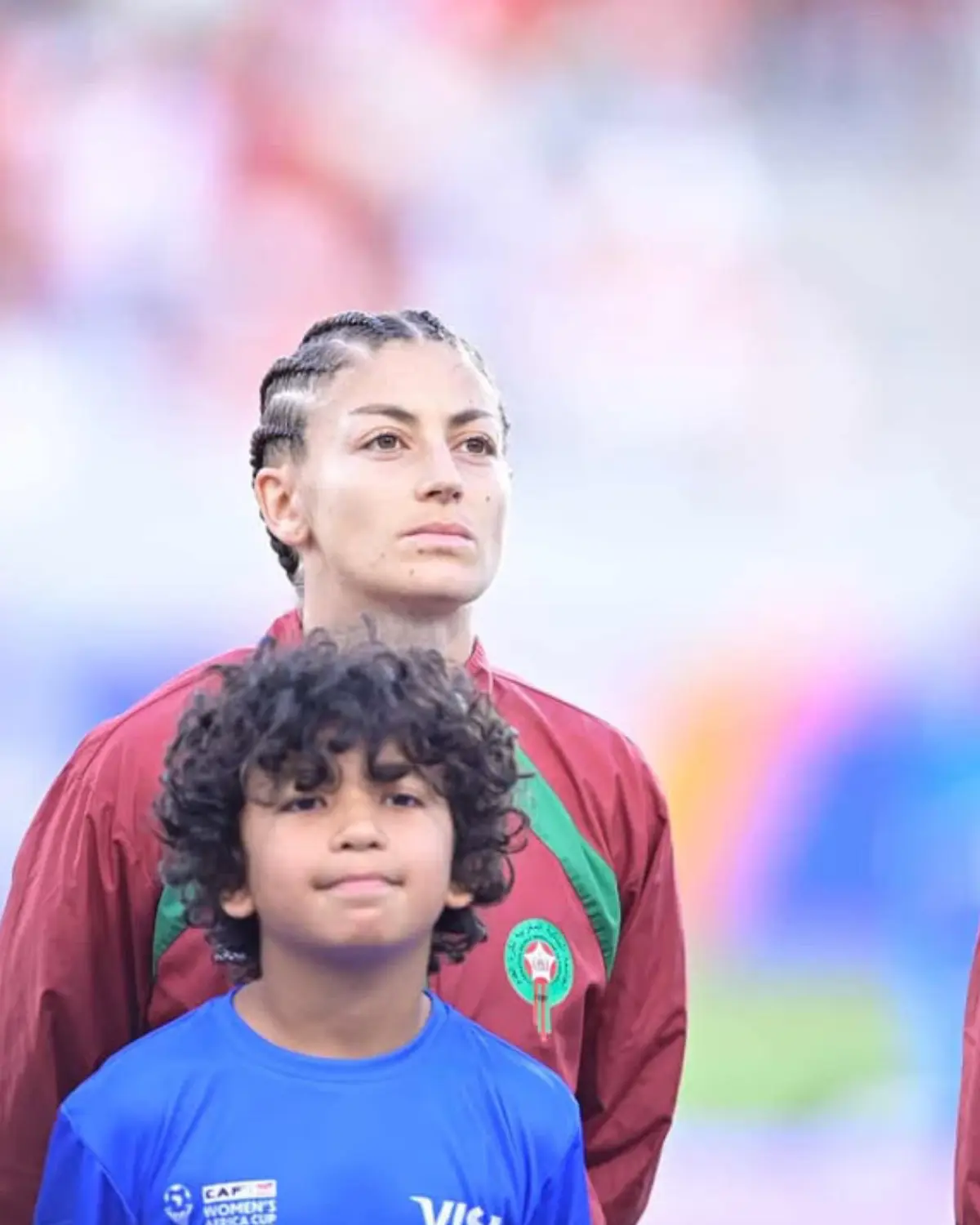 elodie nakkach joueuse de football engagée chante l'hymne marocain